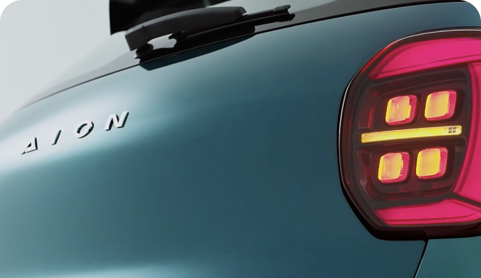 点击充电桩点时显示气泡，样式内容参考经销商模块，气泡内包含打开google地图链接