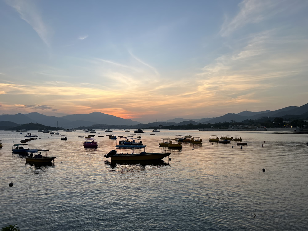 日落时分 海湾小船 宁静风景