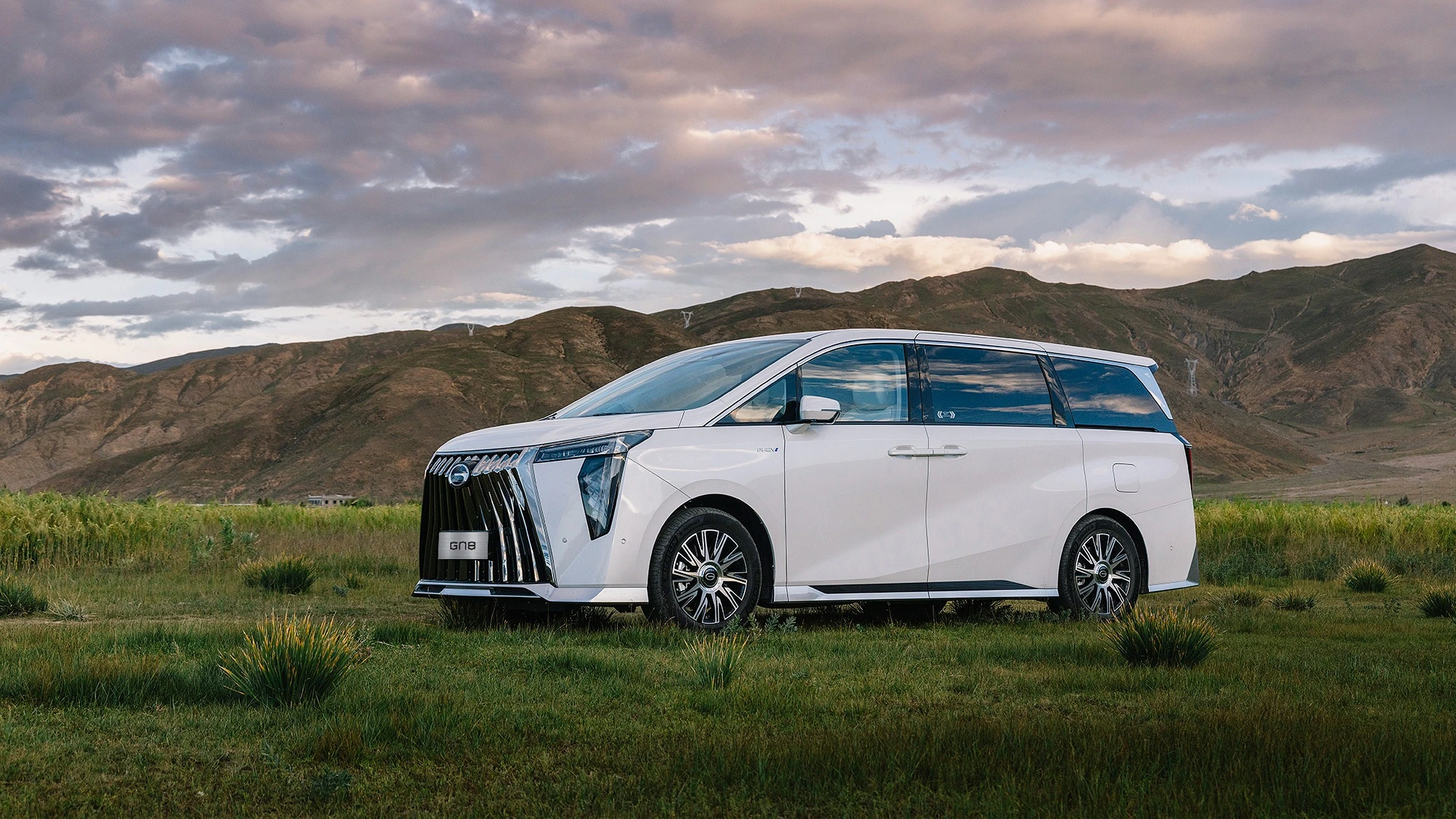 FIRST-CLASS COMFORT ON THE ROAD: FEATURES THAT MAKE THE GN8 PHEV EXECUTIVE THE IDEAL CHOICE