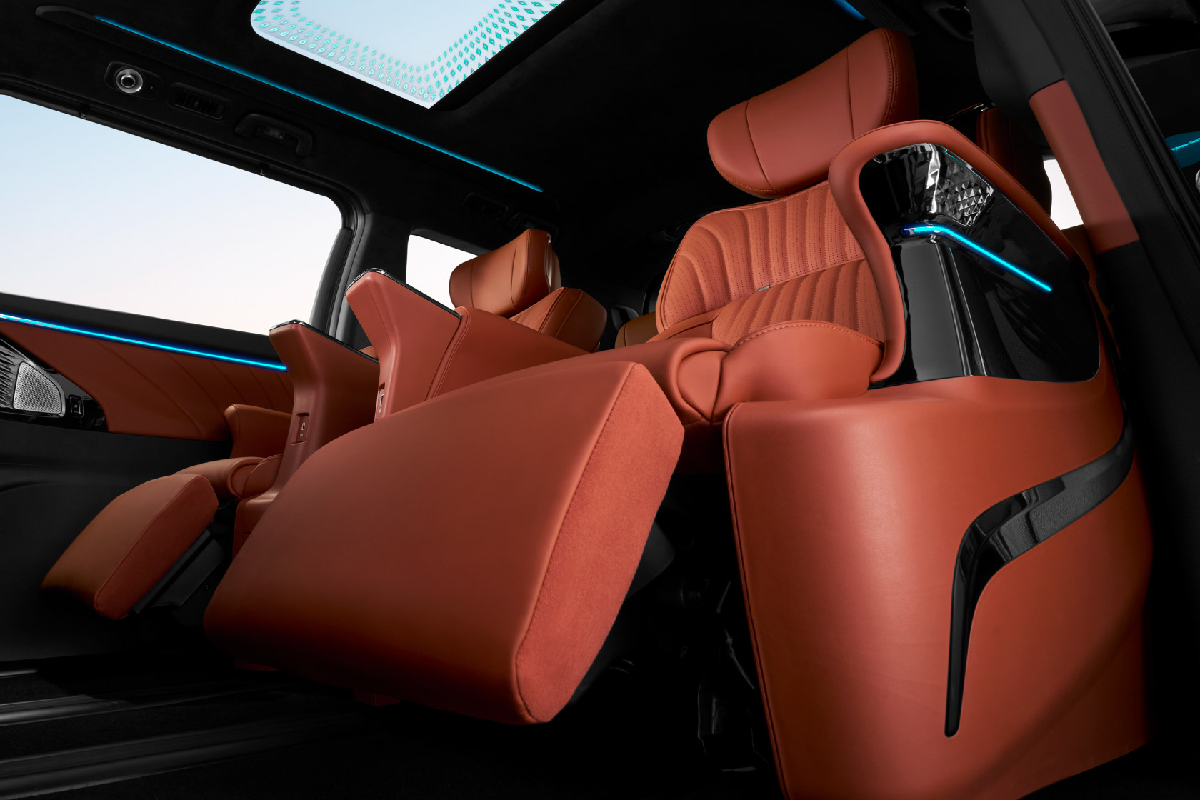 First Class Seat | เบาะนั่งแถวที่สอง ปรับเอนข้างหลังได้สูงสุด 115° 
ปรับเอนไปข้างหน้าได้ 22°
และเอนนอนได้มากถึง 58°