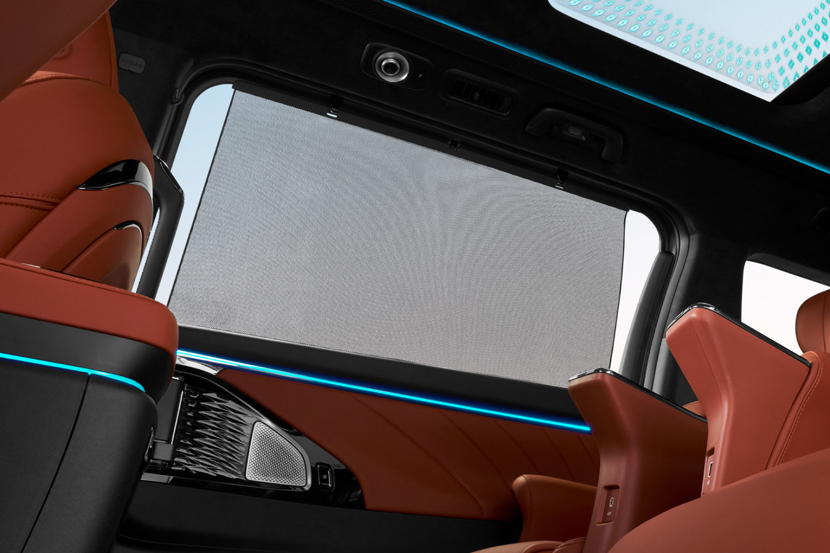 Side Sunshade | ม่านบังแดดด้านข้าง เพิ่มความเป็นส่วนตัว
และลดแสงแดดสำหรับผู้โดยสารแถวที่สอง